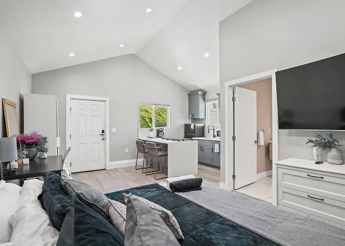 New Modern Cozy Guest House, Parking, Pet Friendly In Mar Vista!